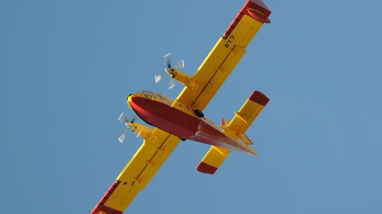 Canadair CL-415, avion amphibie bombardier d'eau, en vol.