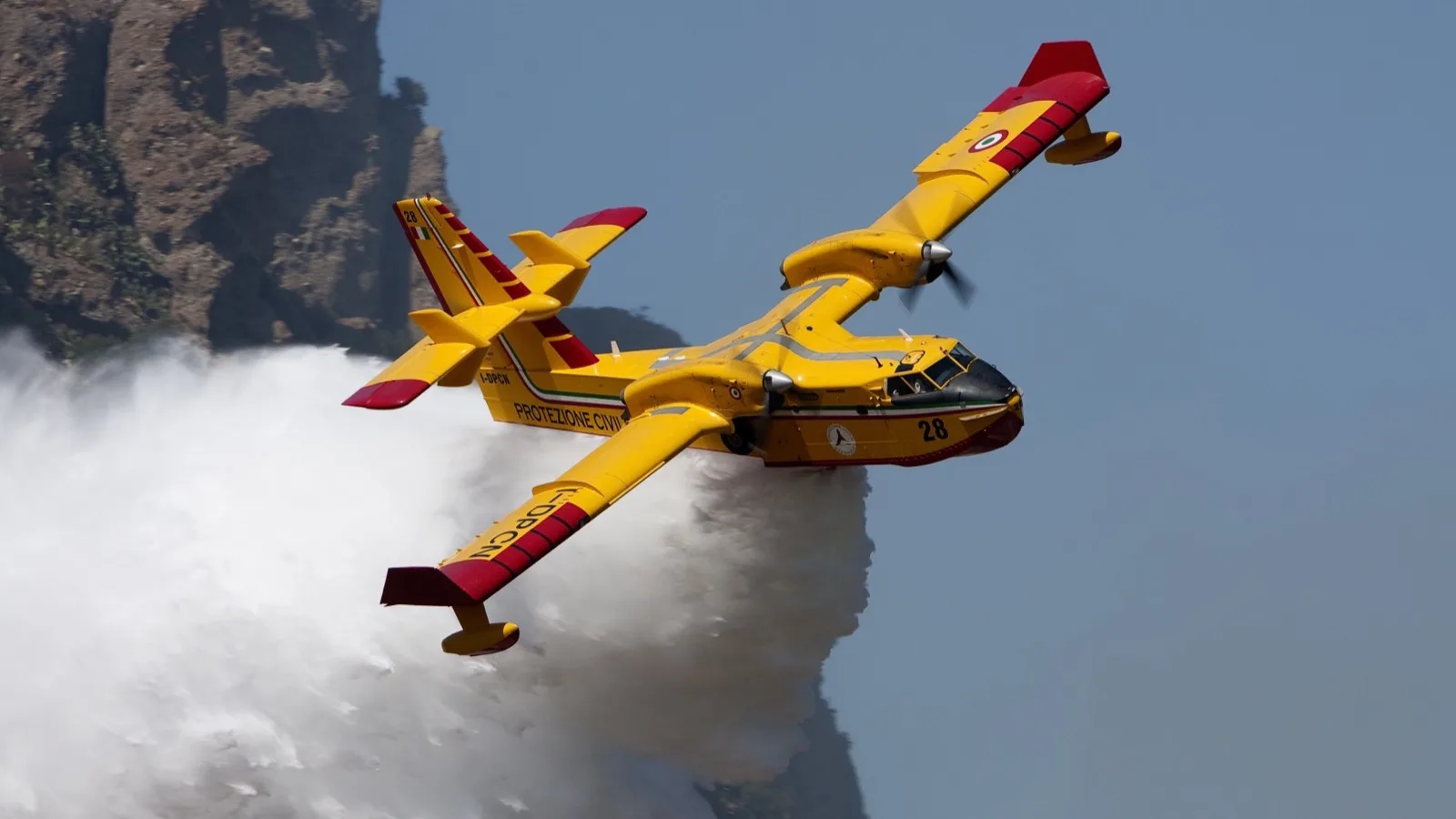 Avion amphibie de lutte contre les incendies en opération au-dessus de la végétation.