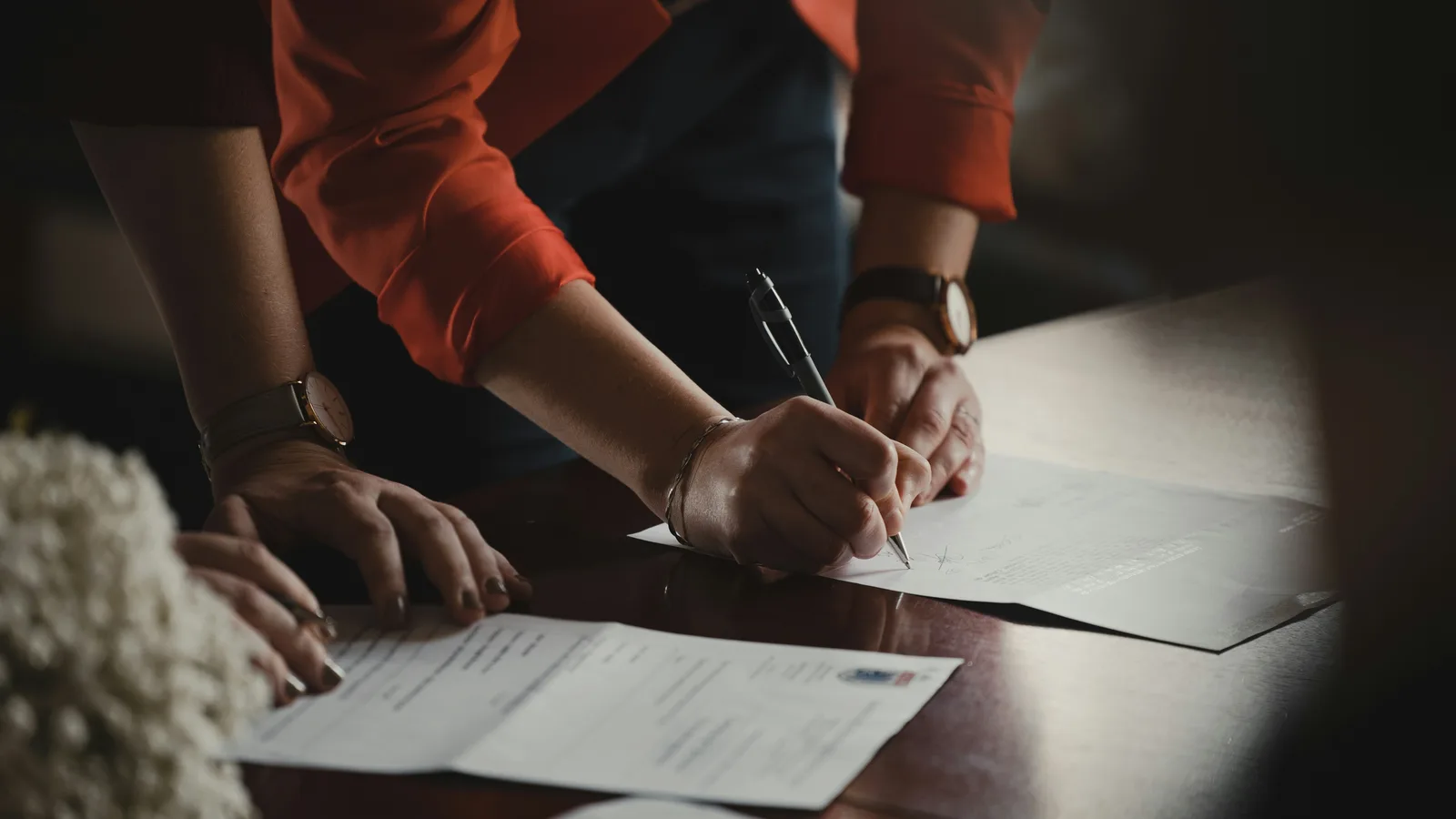 Signature d’un document juridique lié à la copropriété au Maroc
