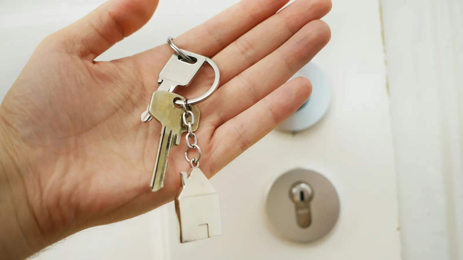 Remise des clés d’un appartement à Marrakech, illustrant la gestion locative à distance