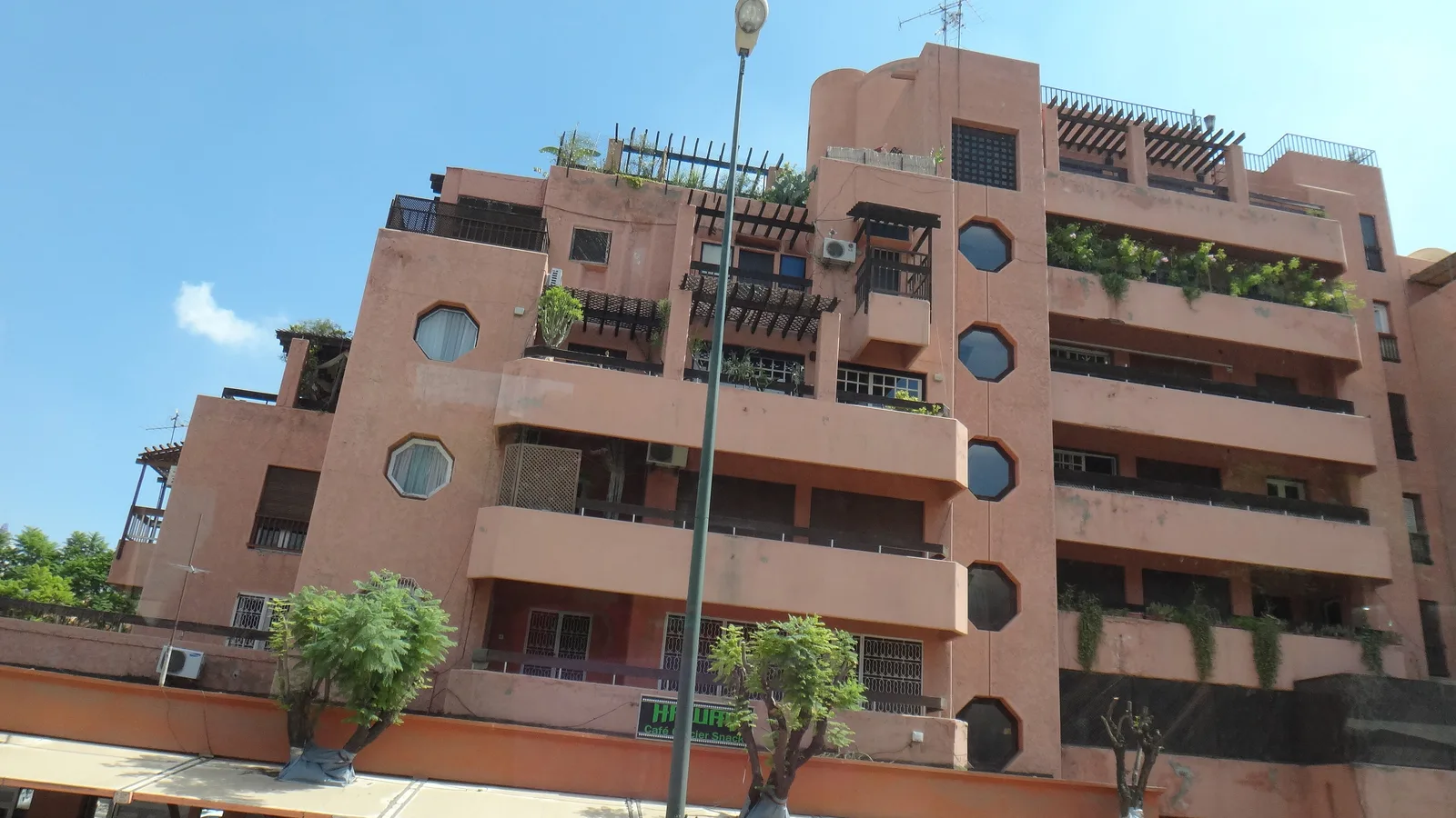 Résidence avec piscine et espaces communs à Marrakech, illustrant les charges de copropriété d'un investissement locatif.