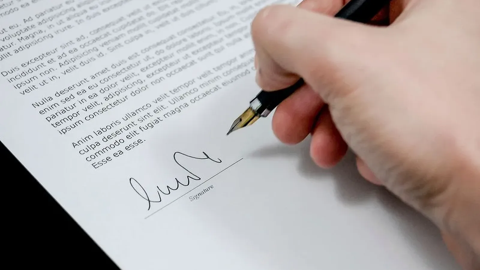 Documentos inmobiliarios en Marruecos que ilustran el papel de textos jurídicos y dahirs.