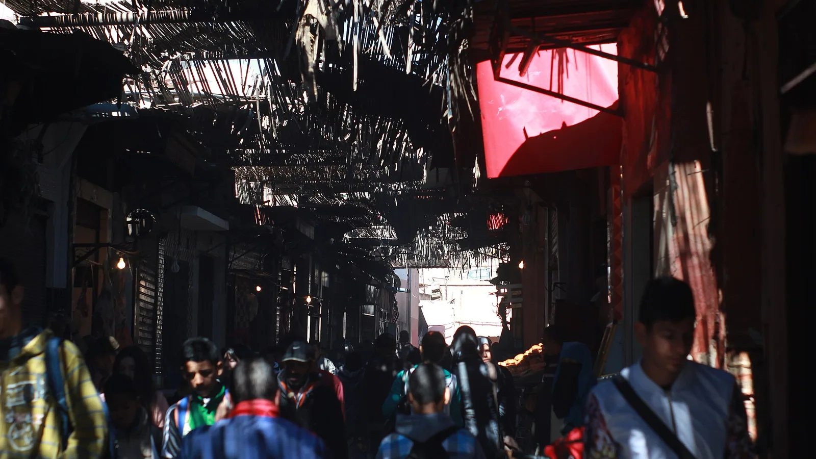 Circulation dans la médina de Marrakech ; contexte urbain, sans mesure de température.