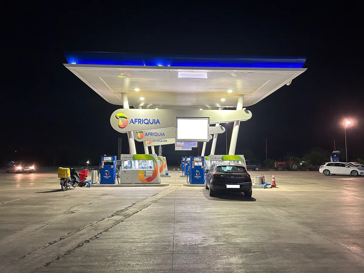 Station Afriquia à Bouznika. Les prix visibles éventuels sont anciens.