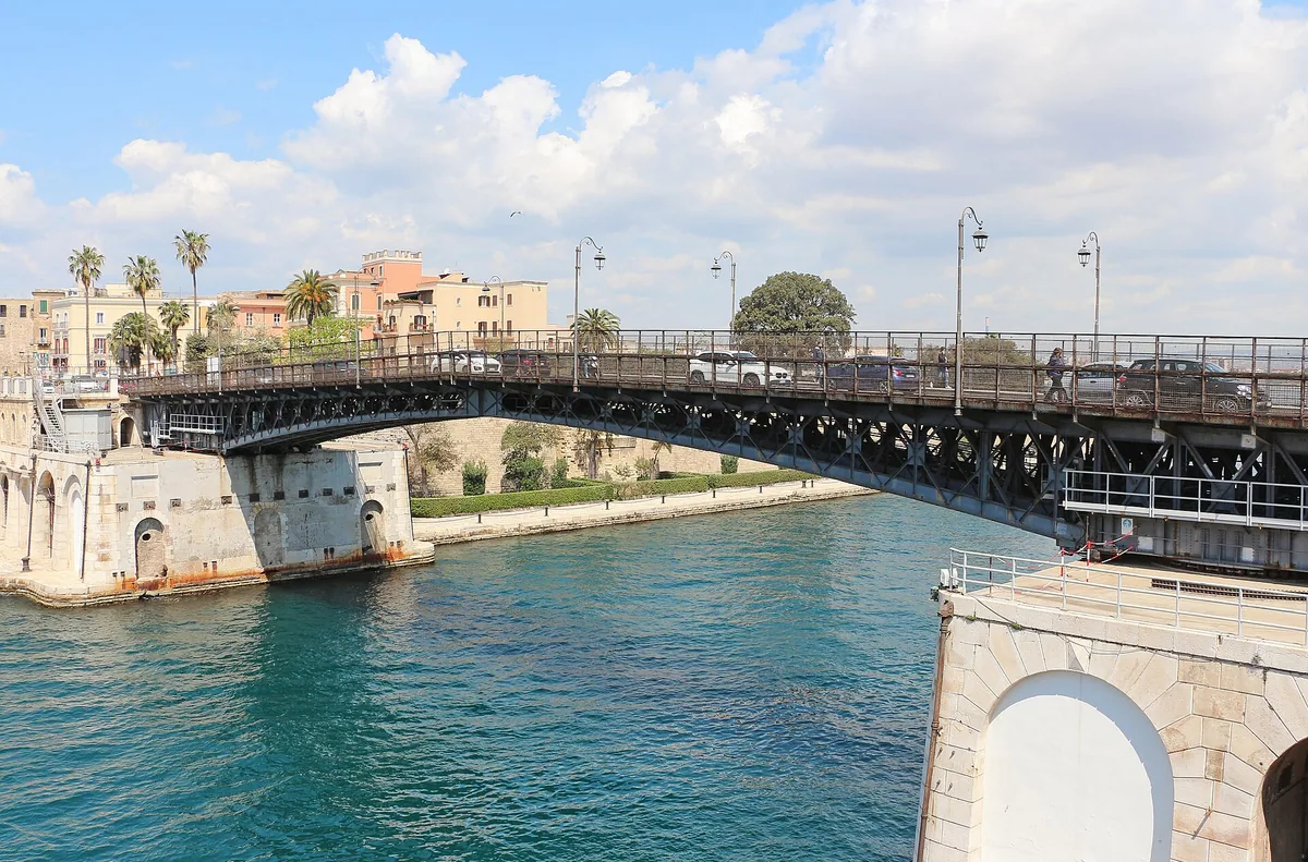 Le pont tournant de Tarente, ville hôte des Jeux, en 2022.
