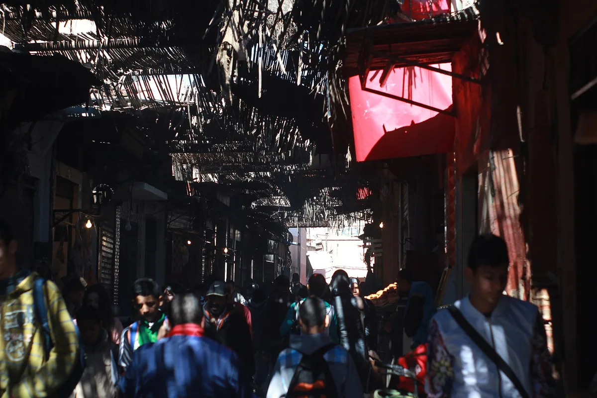 Circulation dans la médina de Marrakech ; contexte urbain, sans mesure de température.