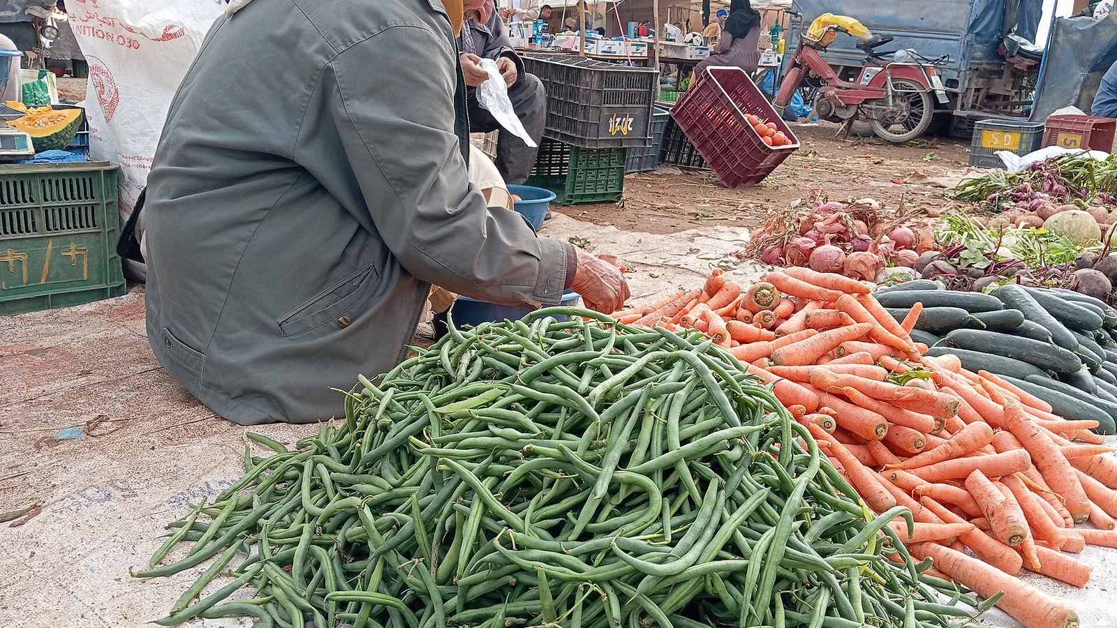 Souk marocain ; contexte des dépenses quotidiennes.