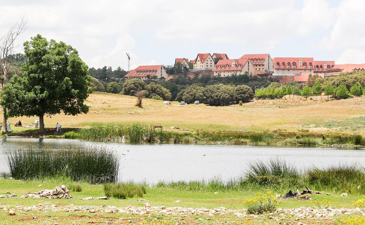 Université Al Akhawayn vue depuis le lac Zerrouka, Ifrane.