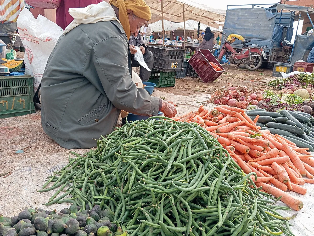 Souk marocain ; contexte des dépenses quotidiennes.
