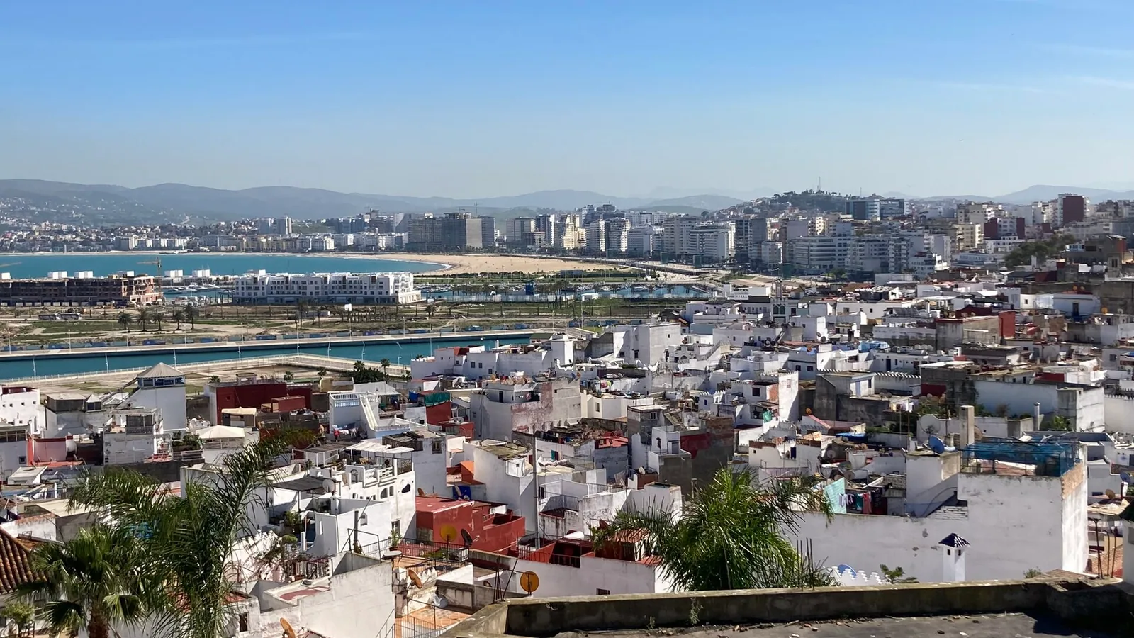 Baie de Tanger vue depuis la kasbah ; contexte de destination.