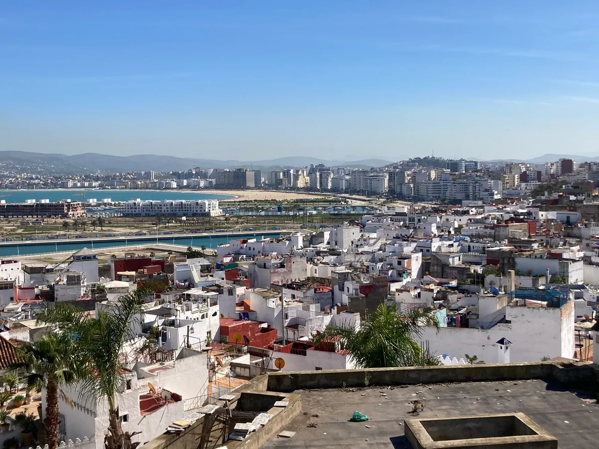 Baie de Tanger vue depuis la kasbah ; contexte de destination.