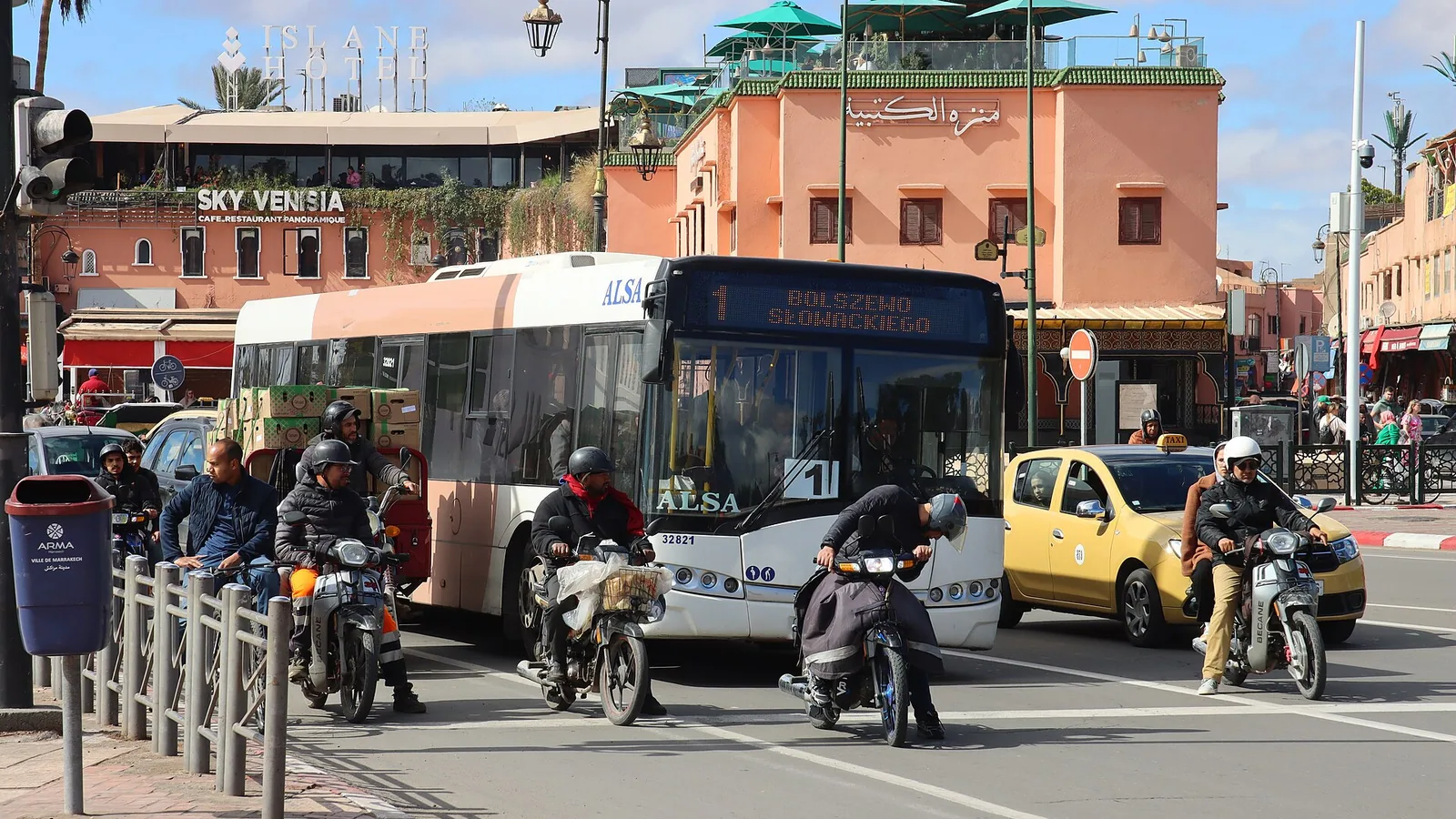 Circulation aux abords de la Koutoubia à Marrakech, en mars 2025.