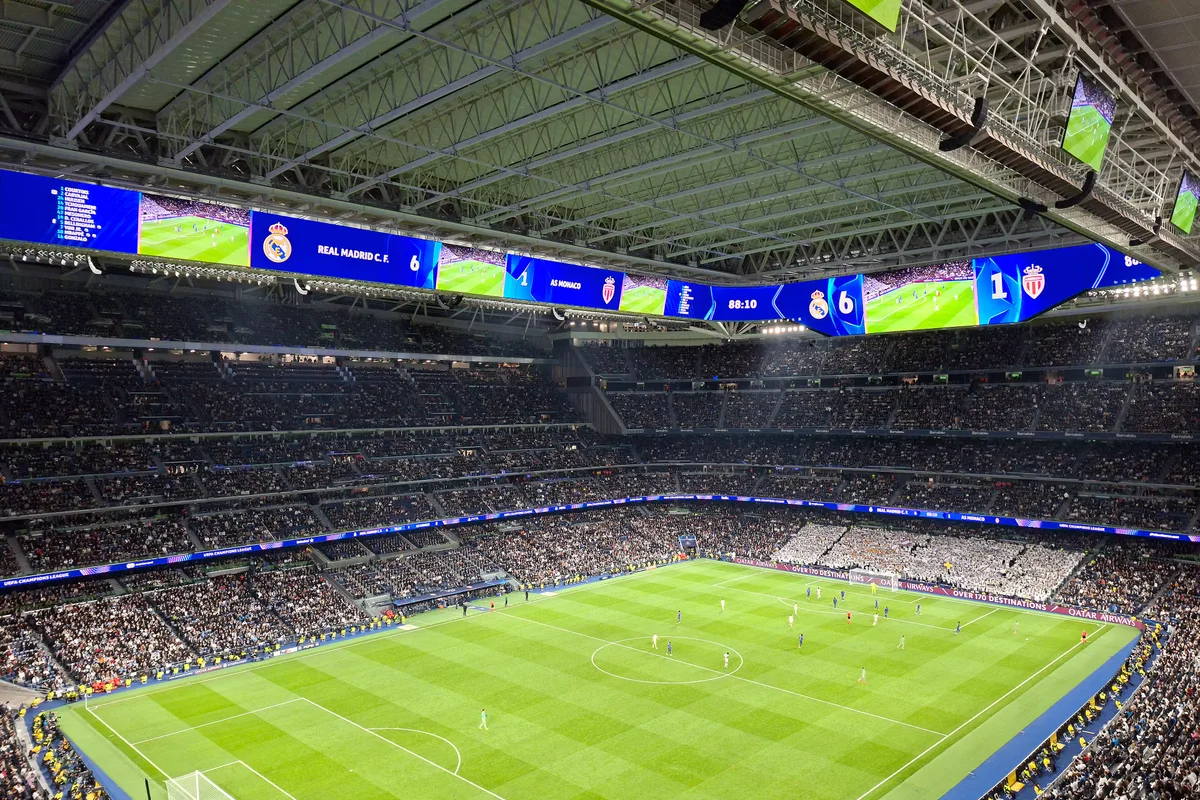 Stade Santiago-Bernabéu à Madrid, contexte espagnol possible.