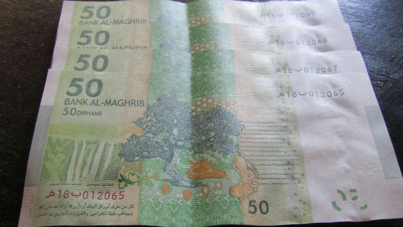 Billetes de dirhams marroquíes que ilustran la trazabilidad de pagos inmobiliarios en 2026.