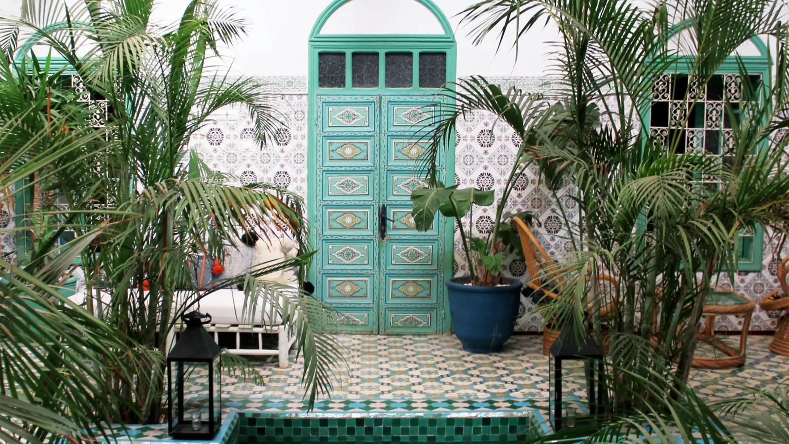 Patio de riad avec piscine à Marrakech, typique d’une location meublée soumise à l’impôt sur les revenus locatifs.