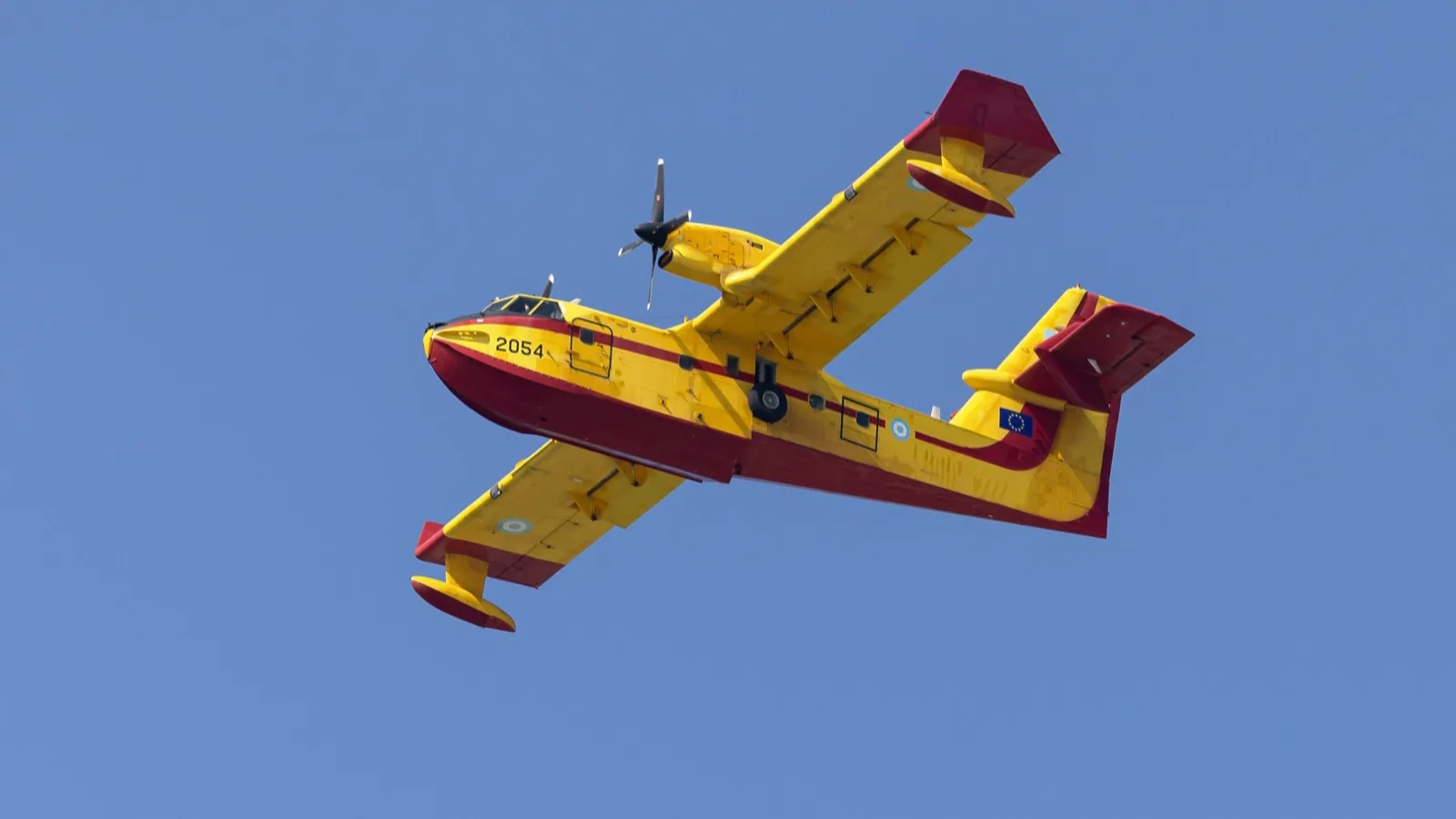 Un Canadair CL-415, avión anfibio utilizado para la lucha aérea contra incendios.