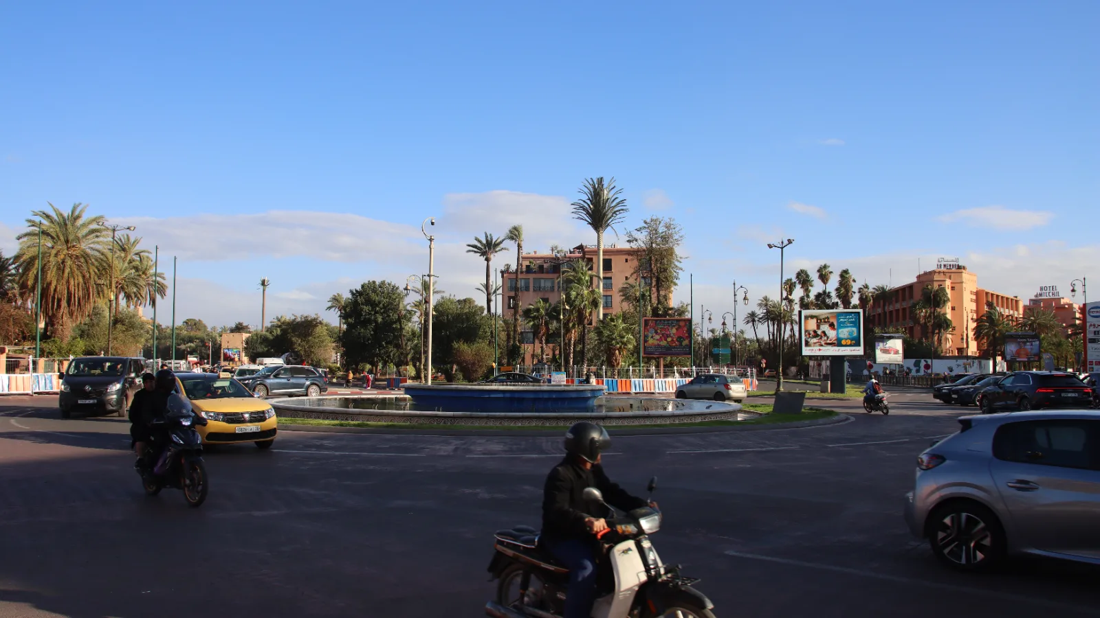 Rond-point de la place de la Liberté à Guéliz, Marrakech, quartier de référence pour la location résidentielle longue durée.