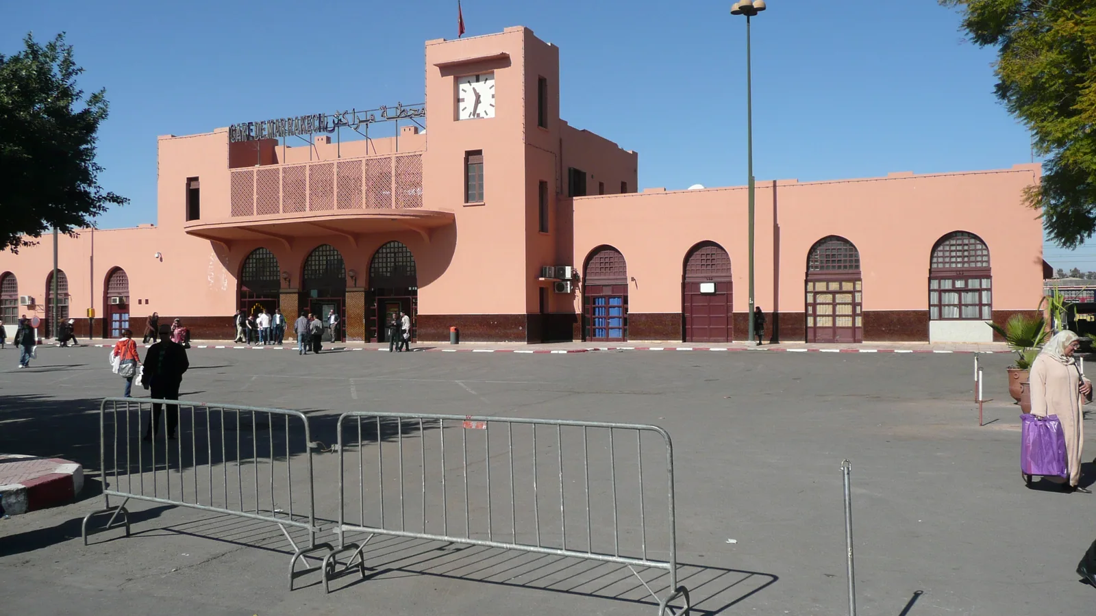 Estación de Marrakech que ilustra la expansión ferroviaria hacia 2030.
