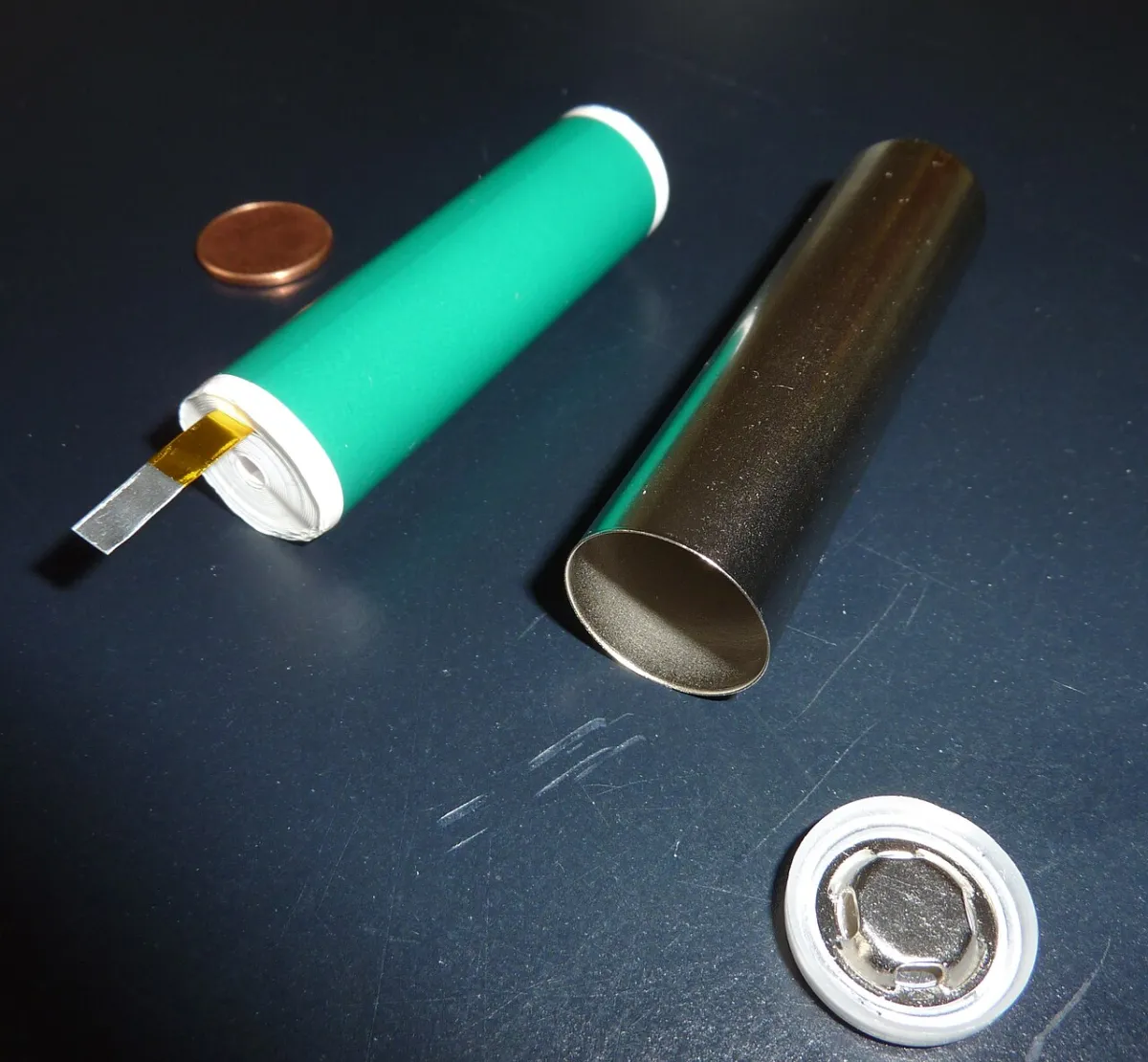 Cellule lithium-ion cylindrique, illustration de la chaîne technologique des batteries.