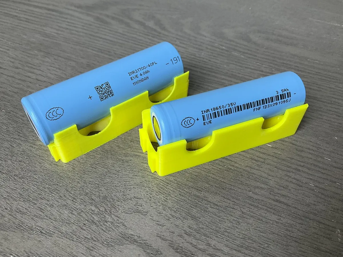 Cellules lithium-ion cylindriques, contexte de production de batteries pour véhicules électriques.