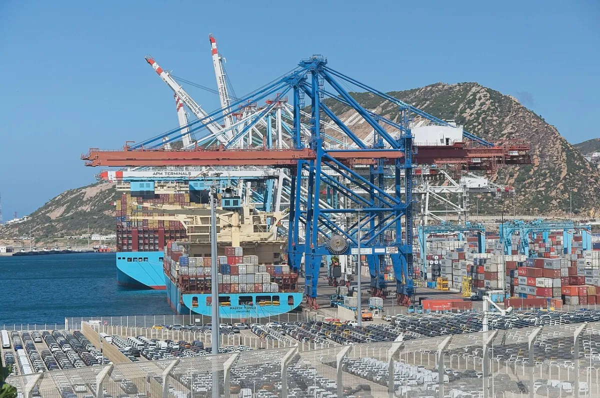 Porte-conteneurs à Tanger Med, contexte logistique de l’industrie automobile marocaine.