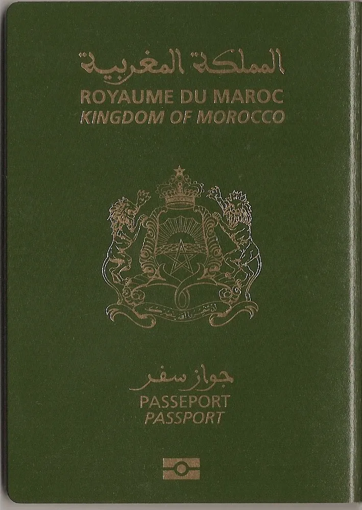 Ancienne couverture de passeport biométrique marocain utilisée comme repère de comparaison.