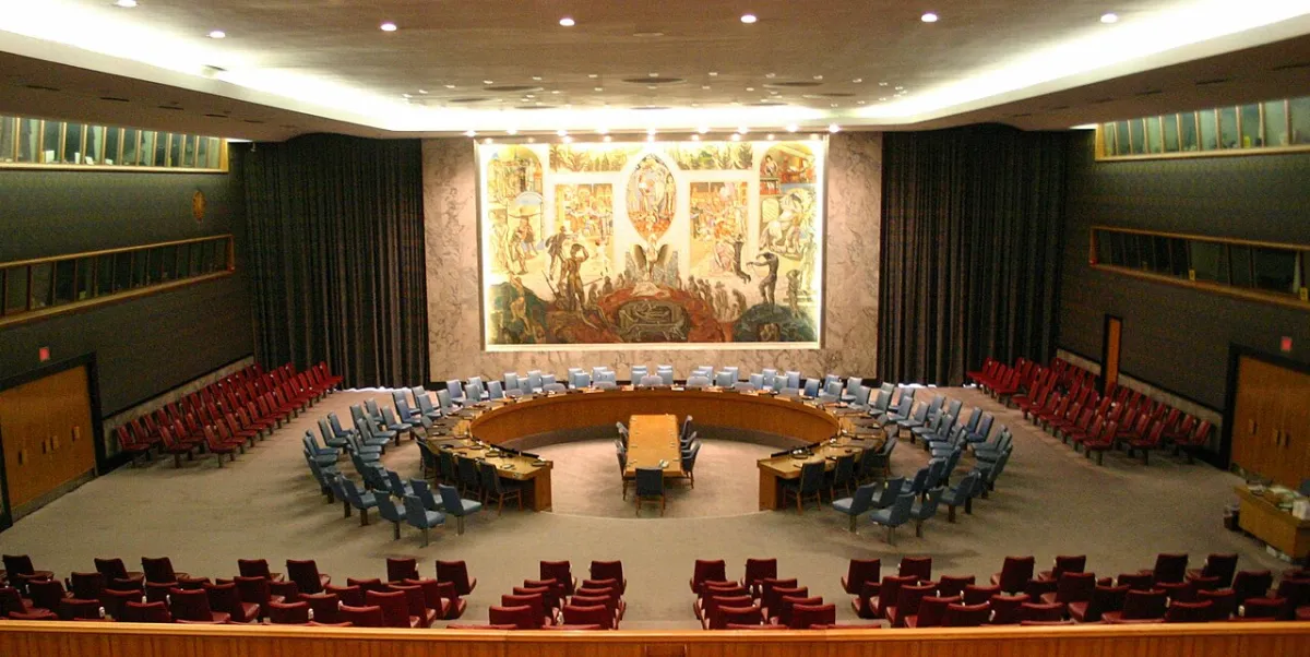 Salle du Conseil de sécurité de l’ONU, contexte institutionnel du suivi MINURSO.