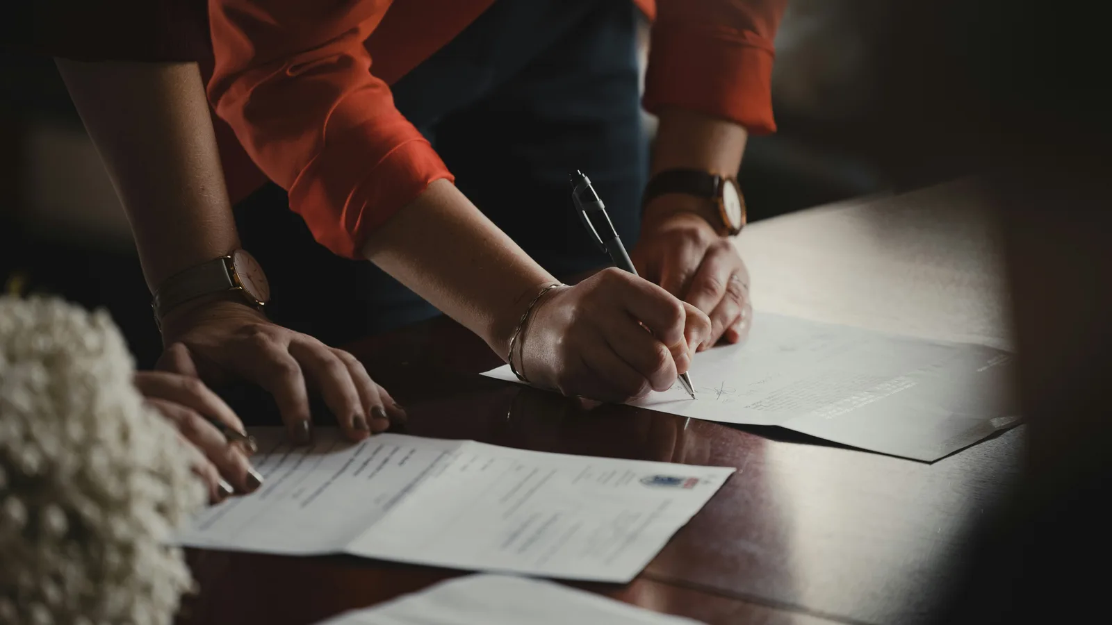 Firma de contrato que ilustra la trazabilidad de pagos en una compra inmobiliaria en Marruecos.