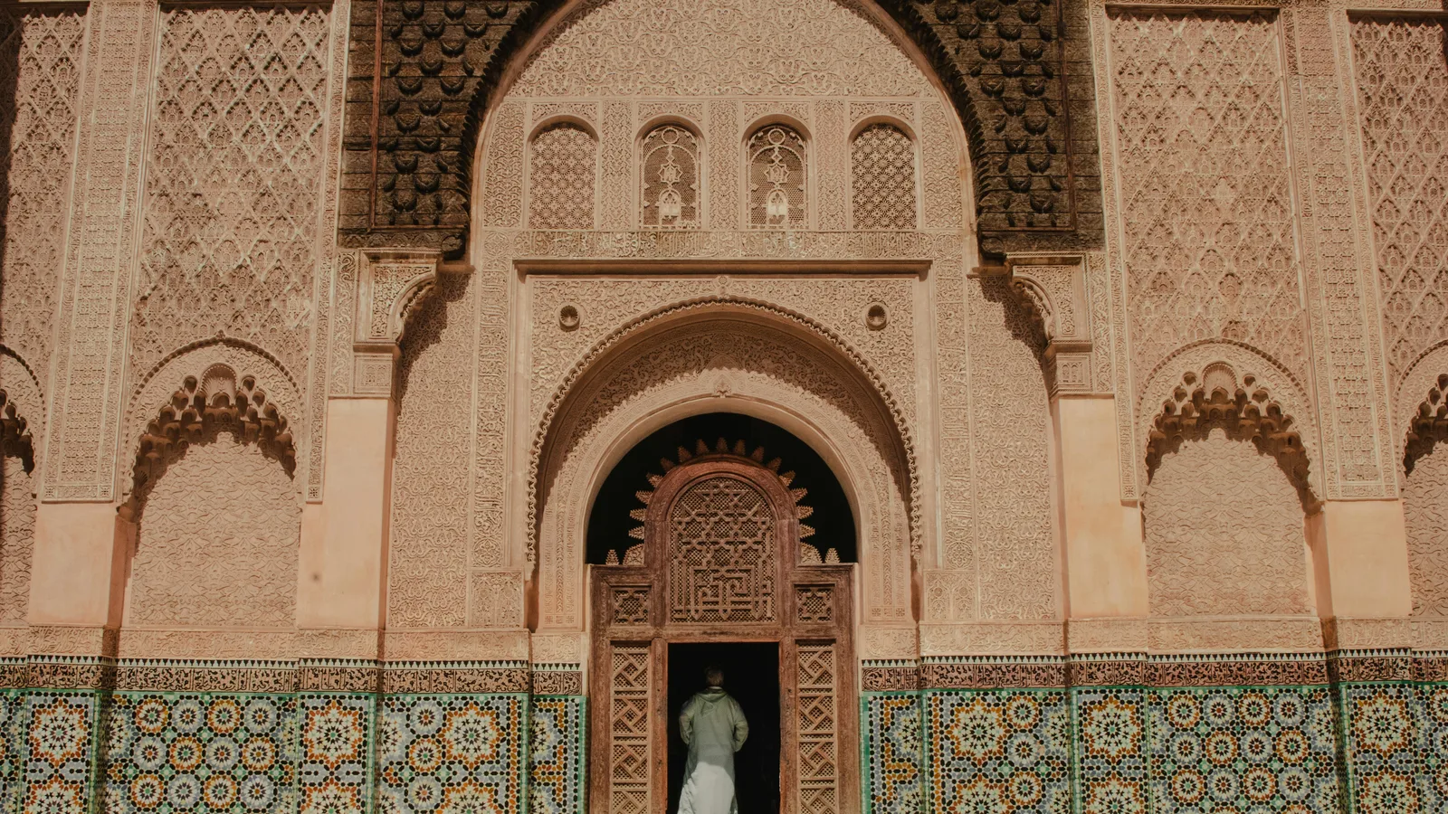 Puerta tallada tradicional de un riad en Marrakech, que simboliza las etapas de una compra inmobiliaria en Marruecos.