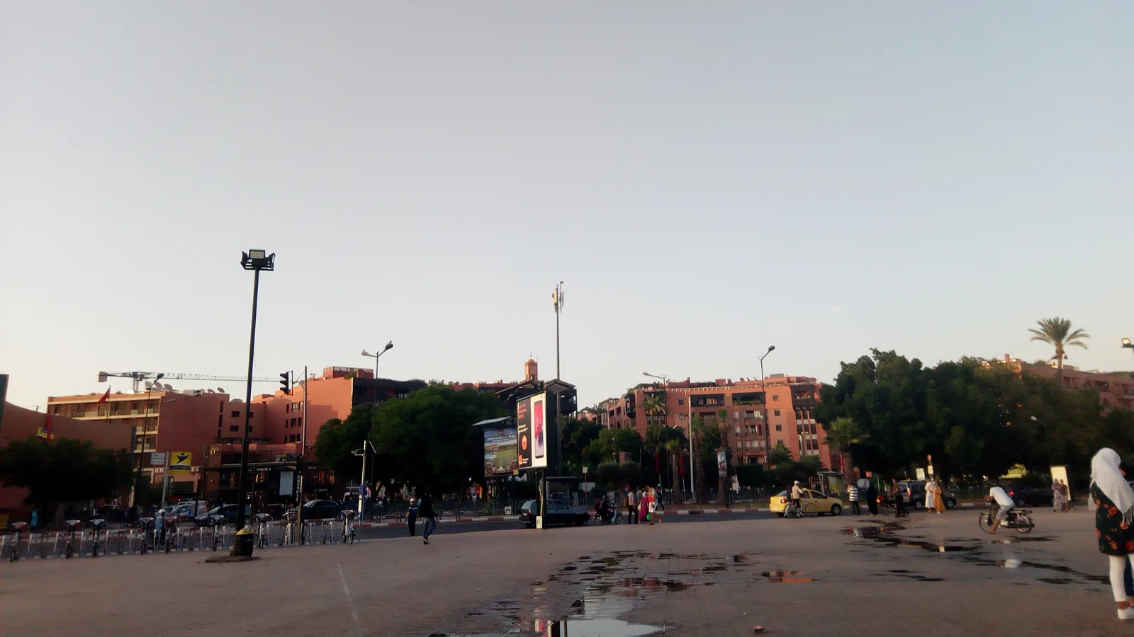 Immeubles résidentiels à Guéliz, Marrakech, illustrant l’accès au logement au Maroc.