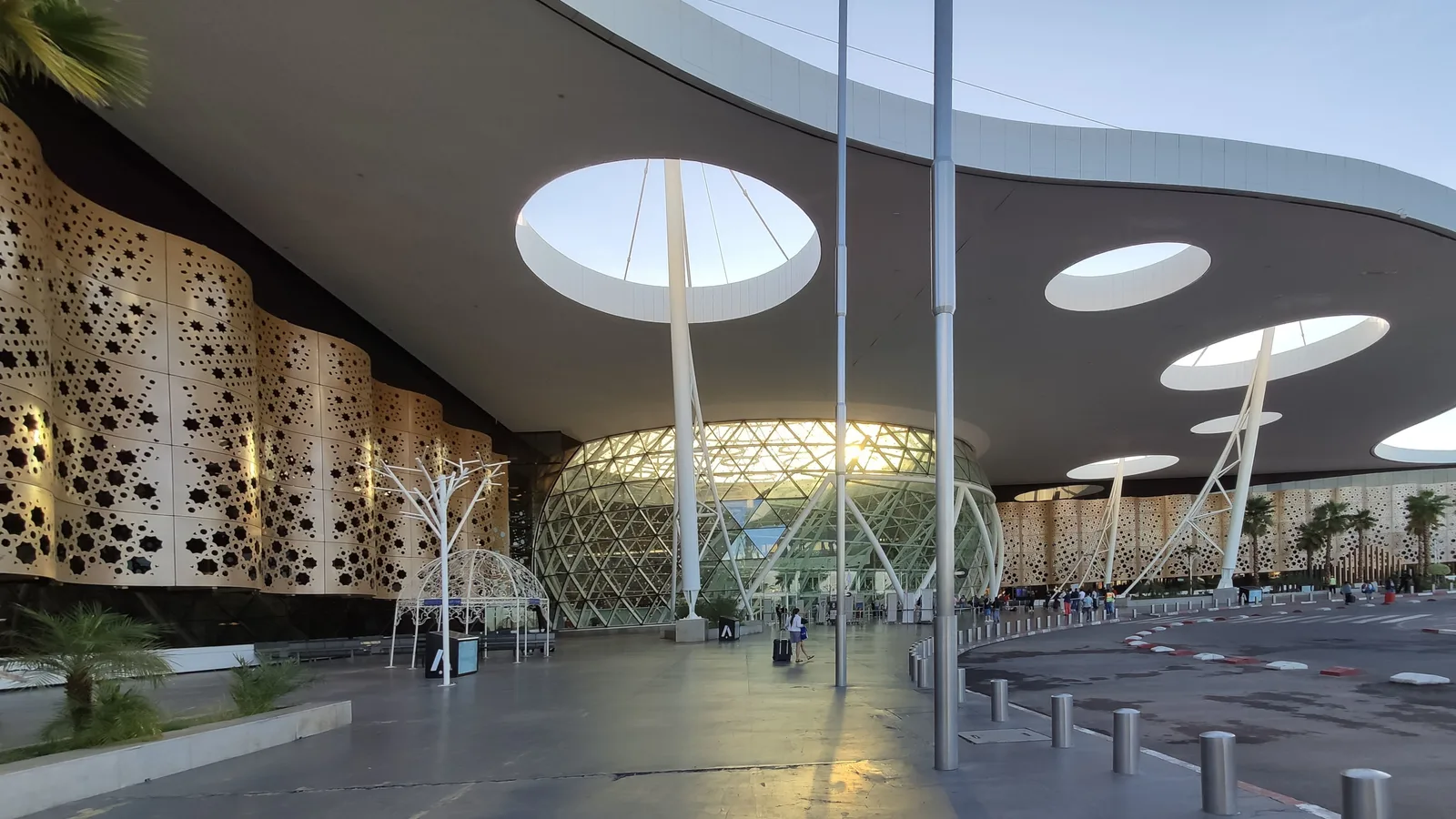 Entrée de l’aéroport Marrakech-Ménara, illustration des démarches immobilières à distance par des MRE.
