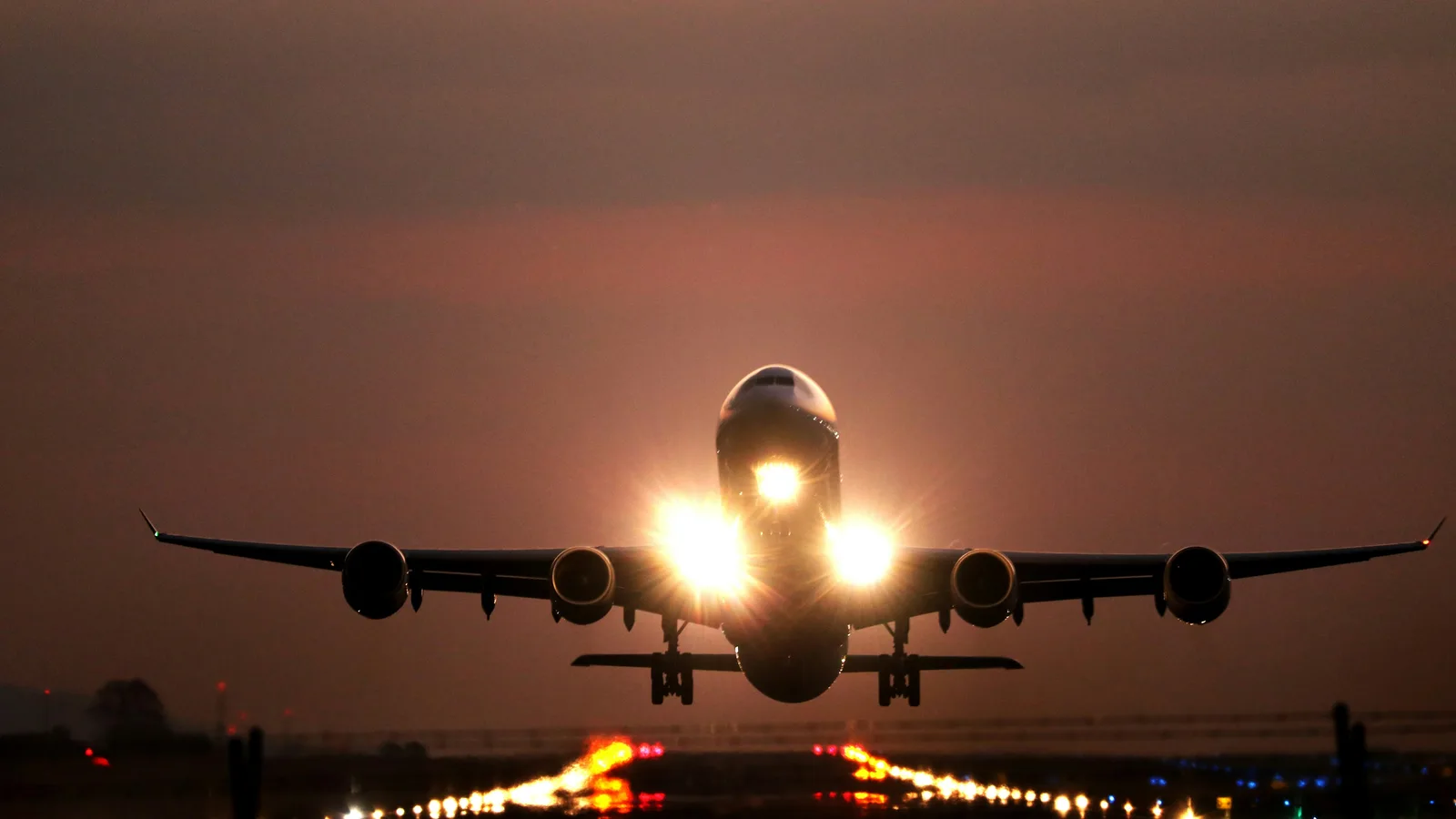 Airliner taking off, symbolizing the rise in air connectivity to Marrakech in 2026.